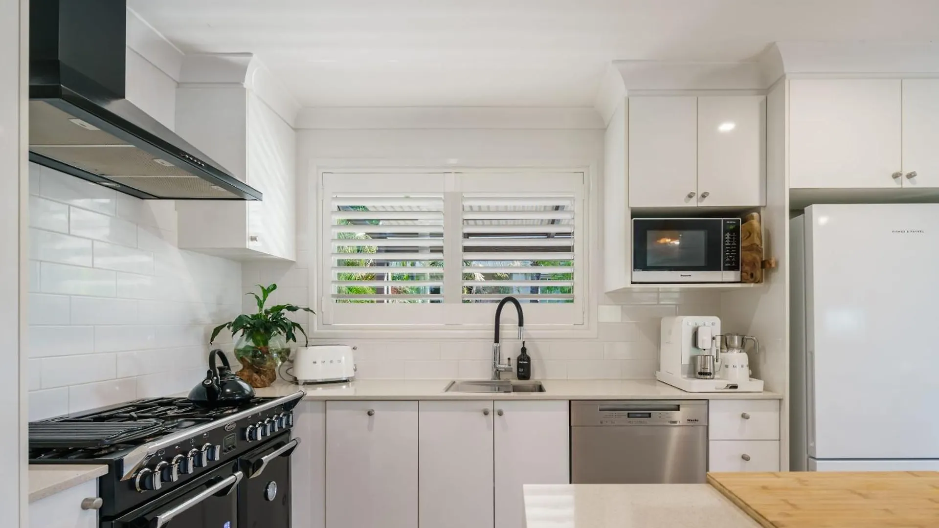 Holiday home Battery Hill Pet-Friendly Poolside Paradise Caloundra