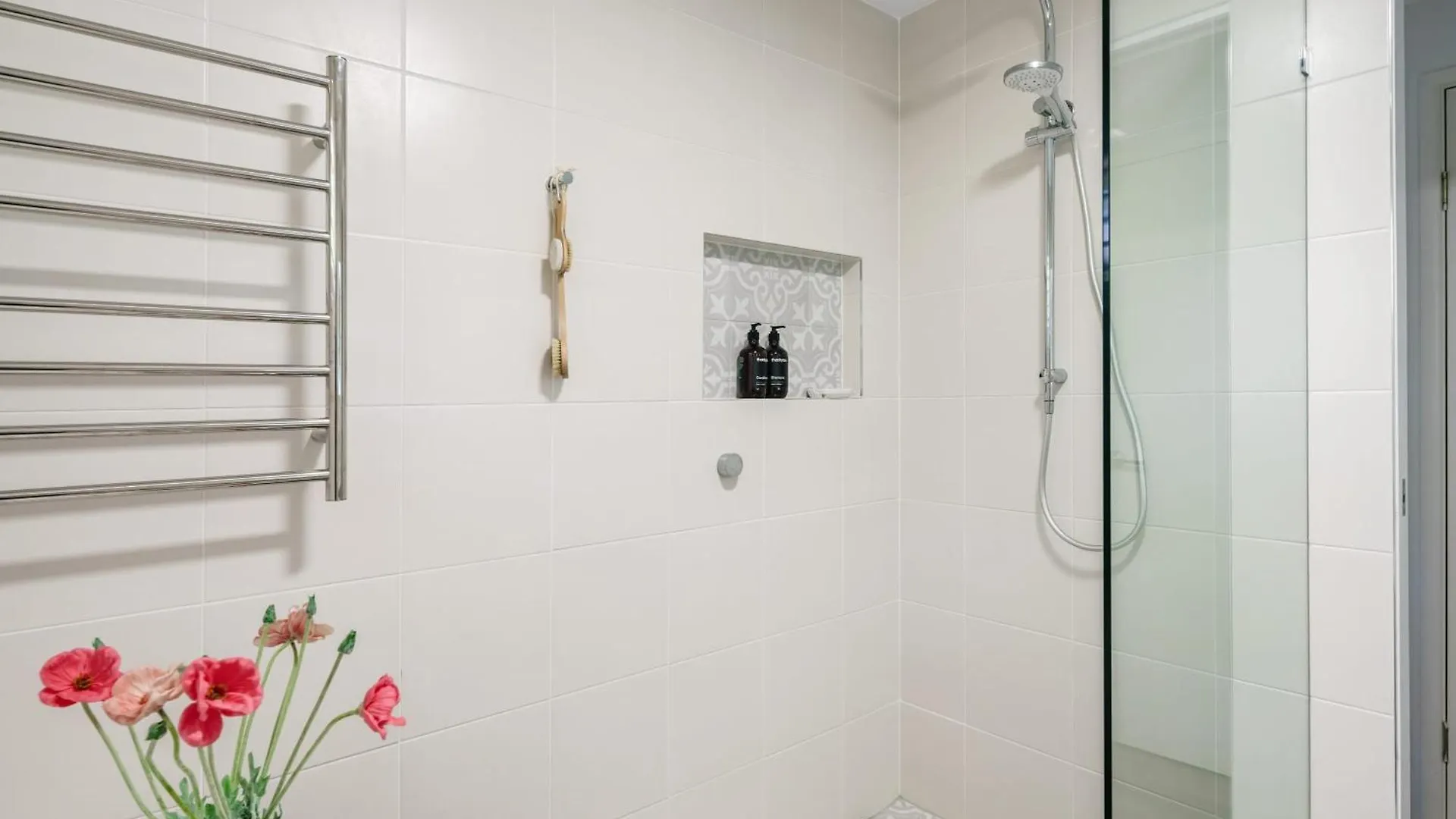 Holiday home Battery Hill Pet-Friendly Poolside Paradise Caloundra