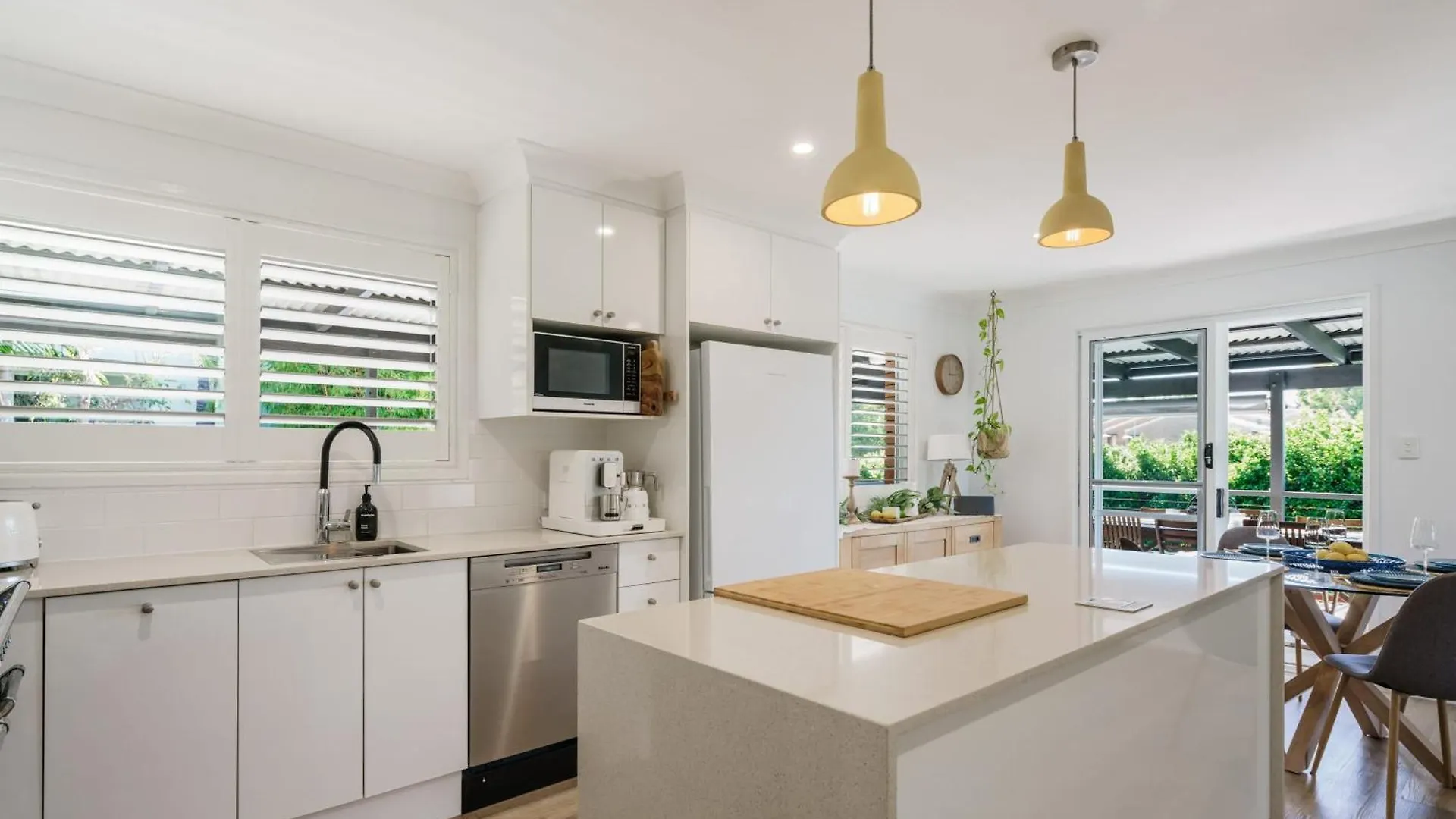 Battery Hill Pet-Friendly Poolside Paradise Caloundra Holiday home