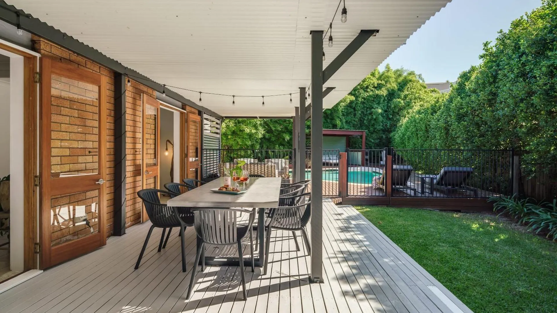 Battery Hill Pet-Friendly Poolside Paradise Caloundra Holiday home