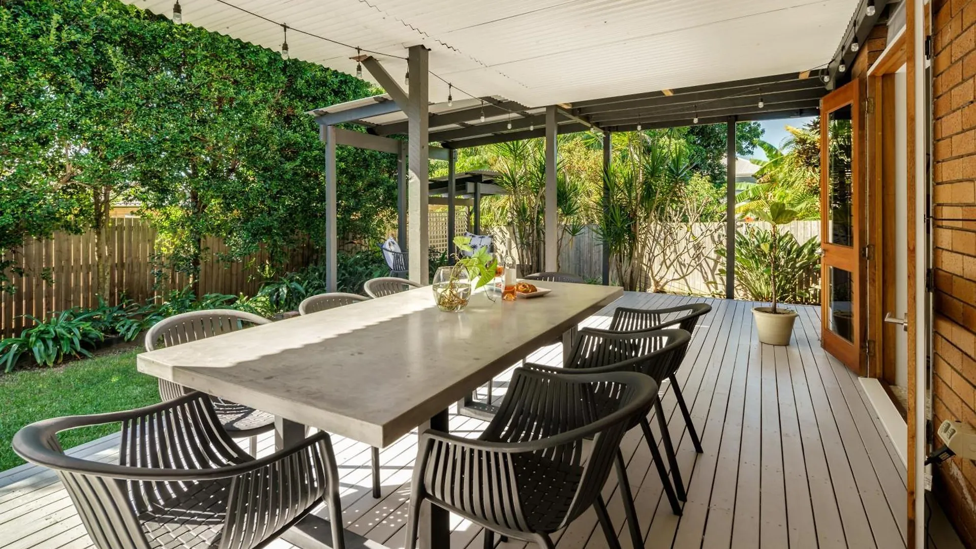 Battery Hill Pet-Friendly Poolside Paradise Caloundra